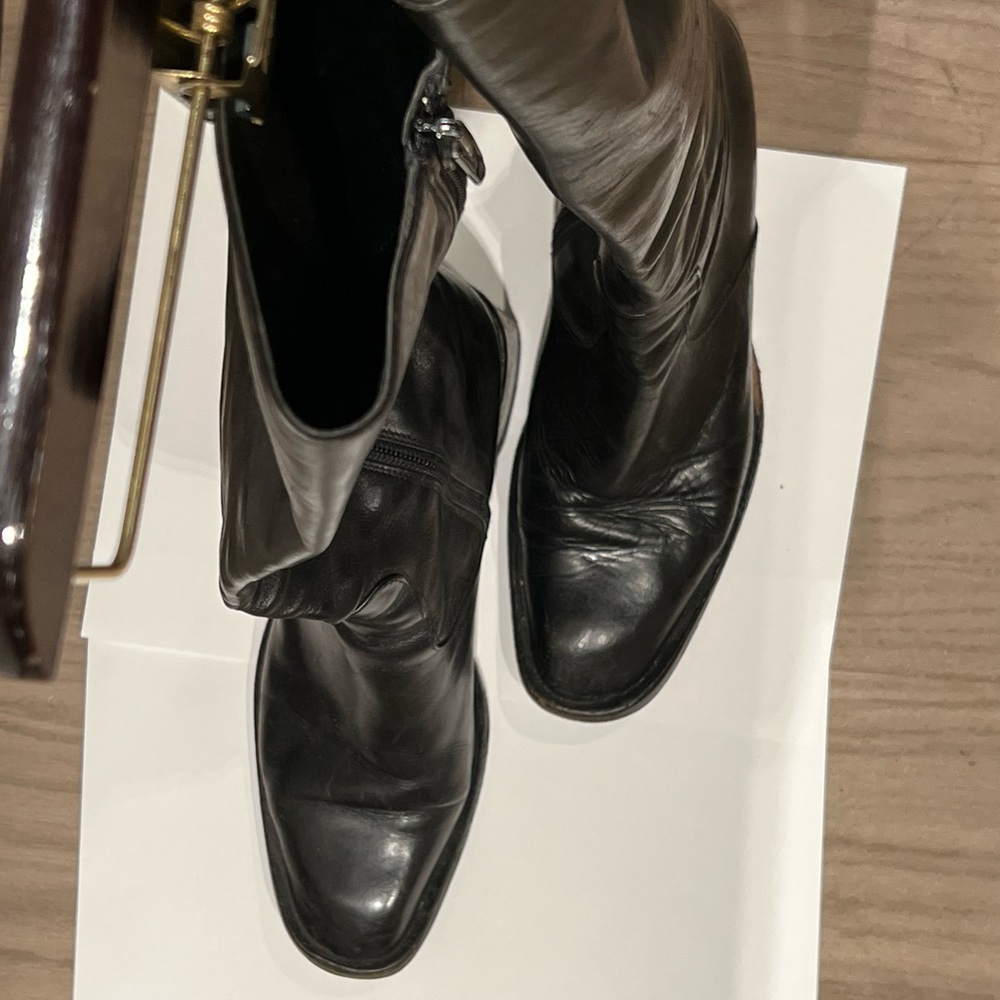 Black used boots. Italian all leather inside and out. Size 37